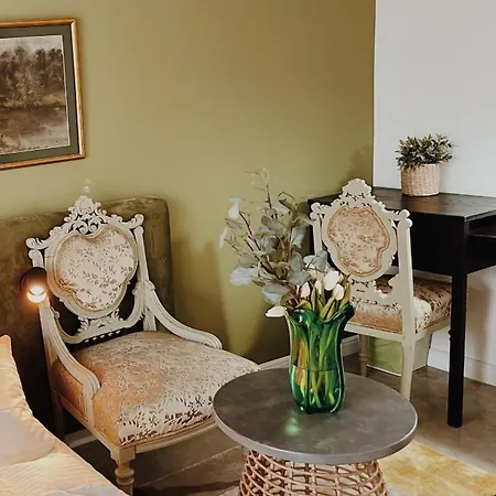 Anna Apartman *